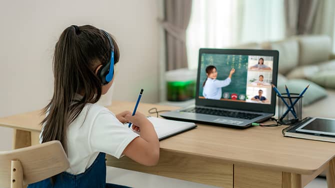 Children's Online Privacy Protection Act er utformet for å beskytte barn under 13 år fra å få samlet inn personlig informasjon på Internett. Bildet viser en ung jente som bruker en laptop for fjernundervisning.