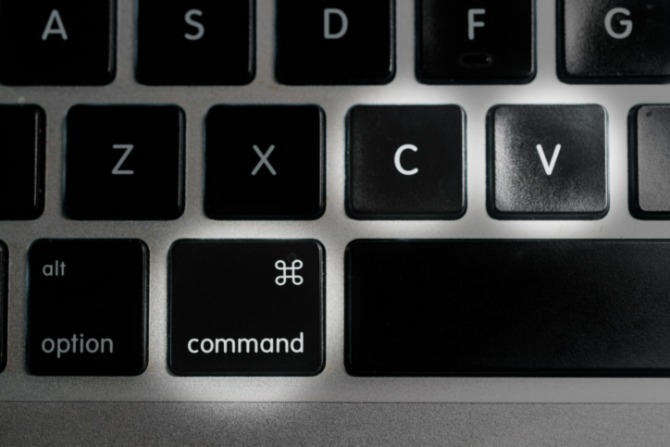 Et nærbilde av et MacBook-tastatur